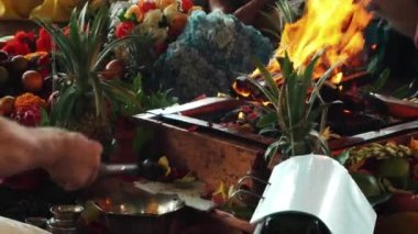 Yagya Ateş Töreni 'nde sunulan çiçekler ve meyveler geleneksel kutsal Hindu ayinlerinde geleneksel Yagya Ateş Töreni' nde sunulan meyveler.