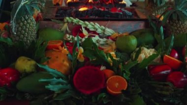 Yagya Ateş Töreni 'nde sunulan çiçekler ve meyveler geleneksel kutsal Hindu ayinlerinde geleneksel Yagya Ateş Töreni' nde sunulan meyveler.