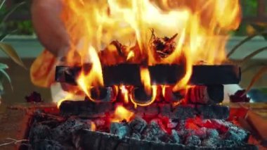 Yagya Ateş Töreni 'nde sunulan çiçekler ve meyveler geleneksel kutsal Hindu ayinlerinde geleneksel Yagya Ateş Töreni' nde sunulan meyveler.