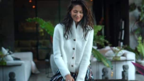 Genç Güzel Avrupalı Uzun Saçlı Esmer Kız Güz Giysileri Beyaz — Stok video