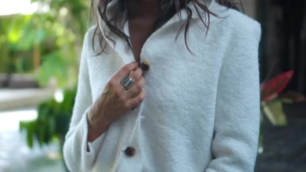 Młoda Piękna Europejka Domu Jesiennych Ubraniach Biały Sweter Dotyka Ubrań — Wideo stockowe