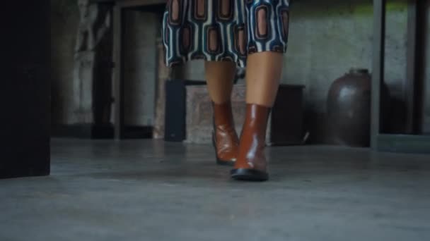 若いと美しいヨーロッパの女の子の足秋の服で家に帰ると選択 — ストック動画