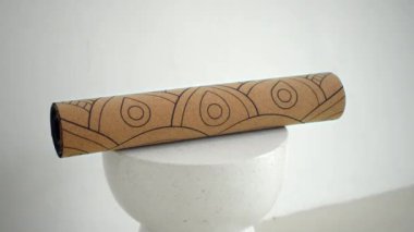 Sarı pencereli yoga minderi. Evdeki beyaz bir odada.