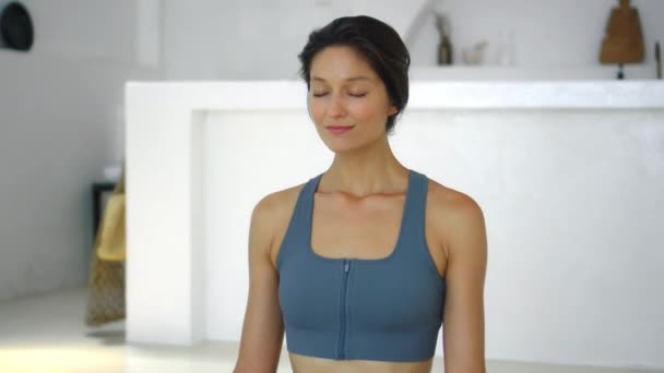 Joven Atractiva Morena Europea Hace Yoga Una Habitación Blanca Luminosa — Vídeo de stock