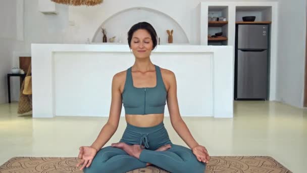 Joven Atractiva Morena Europea Hace Yoga Una Habitación Blanca Luminosa — Vídeo de stock