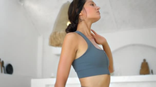 Una Giovane Attraente Ragazza Bruna Europea Yoga Una Stanza Bianca — Video Stock