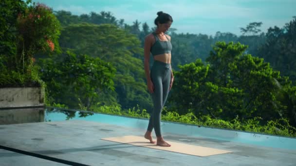 Une Jeune Fille Sportive Brune Européenne Séduisante Fait Yoga Dans — Video