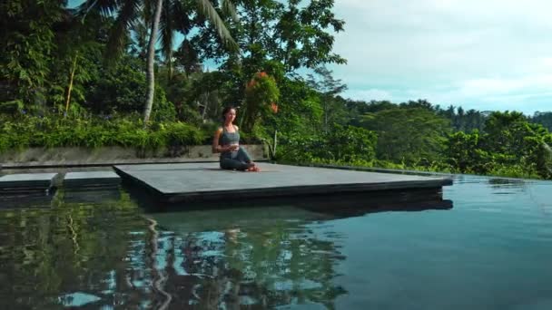 Çekici Avrupalı Esmer Spor Kızı Doğada Yoga Yapıyor Havuzun Kenarında — Stok video