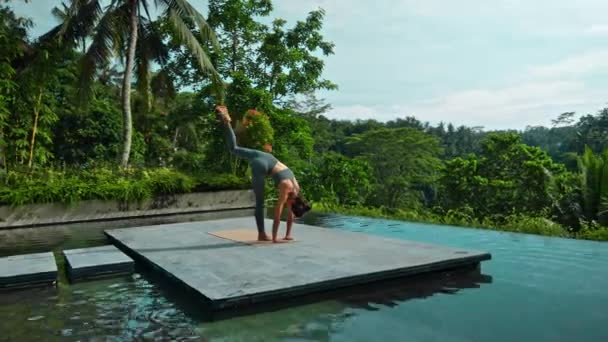 Ung Attraktiv Europeisk Brunett Sport Flicka Gör Yoga Naturen Med — Stockvideo