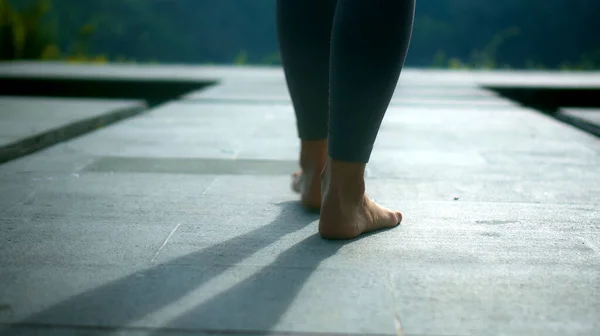 Las Piernas Una Joven Deportista Europea Van Naturaleza Con Una —  Fotos de Stock