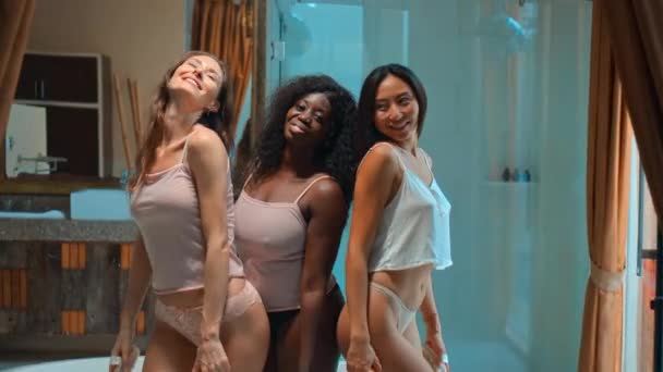 Les Jeunes Filles Européennes Asiatiques Africaines Amusent Dans Salle Bain — Video