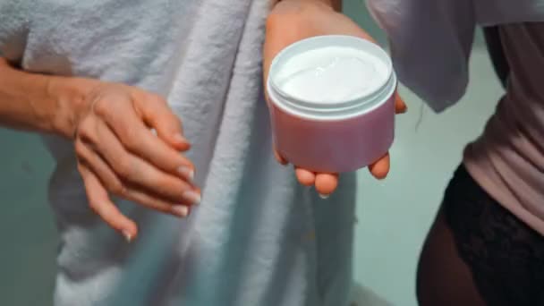 Meninas Jovens Europa Ásia África Divertir Banheiro Espalhar Creme Pele — Vídeo de Stock
