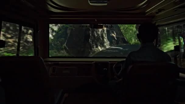 バスの運転手は熱帯雨林に沿って車を操縦する 小屋からの眺め — ストック動画