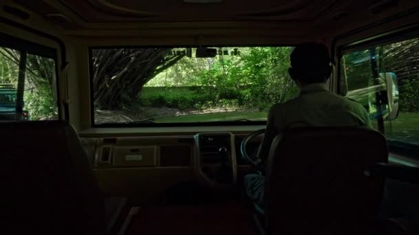 バスの運転手は熱帯雨林に沿って車を操縦する 小屋からの眺め — ストック動画