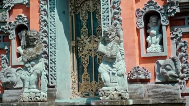 Indonesische Religiöse Struktur Aus Geschnitztem Stein Die Einen Mythischen Gott — Stockvideo