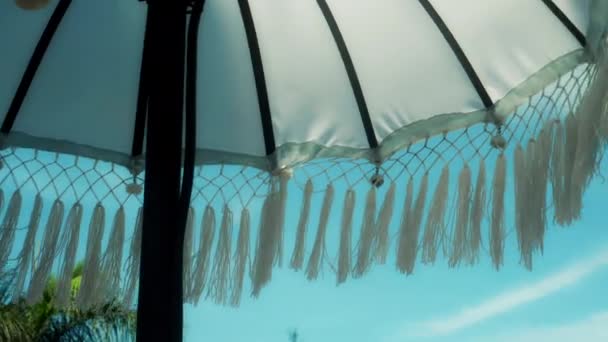 Видео Старого Белого Украшенного Полотна Зонтик Солнца Стоящего Лесу — стоковое видео