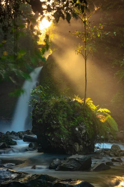 Widok Wodospad Godzinach Porannych Pięknym Słońcem — Zdjęcie stockowe