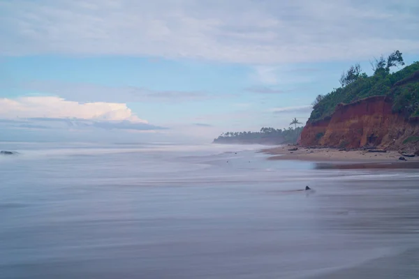 Pemandangan Pantai Dengan Bukit Yang Curam Pada Siang Hari Dengan — Stok Foto