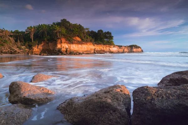 Pemandangan Pantai Berbatu Pada Hari Yang Cerah — Stok Foto