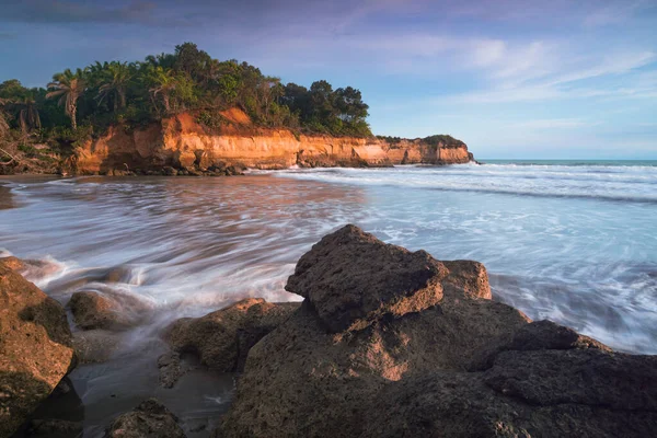 Pemandangan Pantai Malam Dengan Batu Dan Gelombang Menggosok Pasir — Stok Foto
