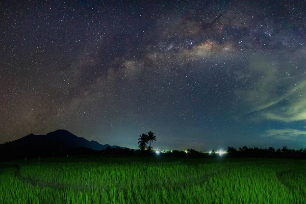 Étoile Nuit Lorsque Temps Est Clair Sur Chaîne Montagnes Indonésie — Photo