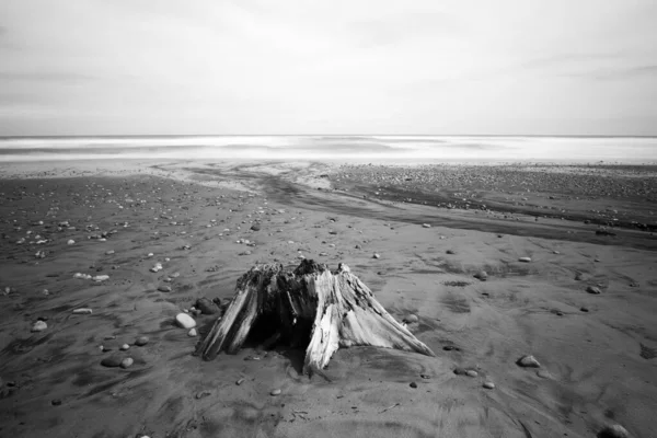 砂と黒と白の写真に落ちる古い言葉で長い露出ビーチアートの写真 — ストック写真