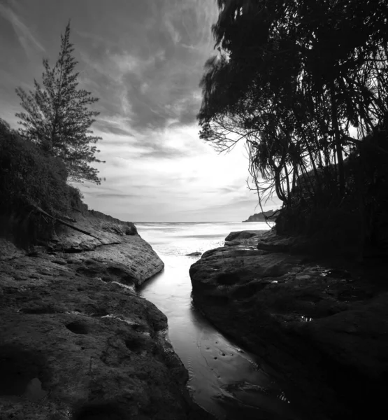 Exposição Longa Foto Arte Praia Altas Falésias Flanqueando Belo Mar — Fotografia de Stock