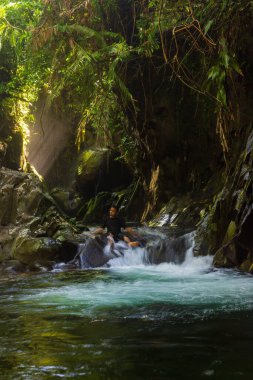 Sumatra, Endonezya 'nın tropikal ormanlarında bir şelaleye yolculuk