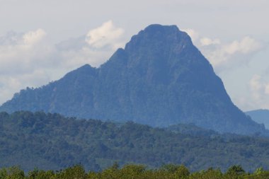 Bengkulu 'daki kambur dağ manzarası, Endonezya güneşli havada