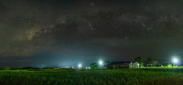 Endonezya Açık Güzel Bir Gecede Yıldızların Panoramik Görüntüsü — Stok fotoğraf