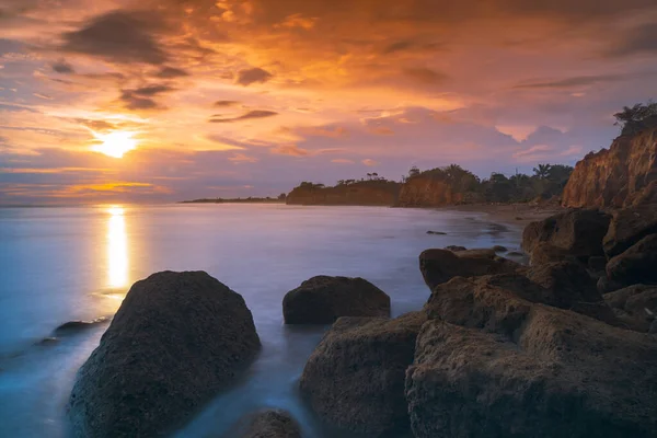 Panorama Pantai Indah Saat Matahari Terbenam Dengan Tebing Indah Indonesia — Stok Foto