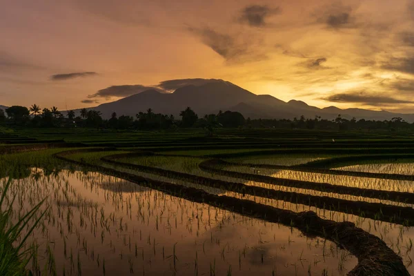 Foto Des Sonnenaufgangs Der Morgens Indonesien Auf Die Berge Und — Stockfoto