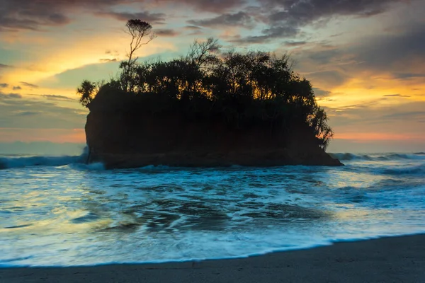 Pemandangan Pantai Indonesia Dengan Matahari Terbenam Yang Indah — Stok Foto