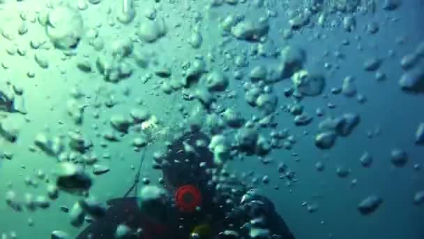 Potápěč a bubliny — Stock video