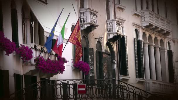 Venedig. Gebäude und Flaggen — Stockvideo