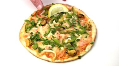 Pizza ile deniz ürünleri