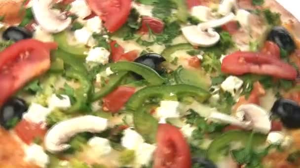 Вегетарианская пицца крупным планом — стоковое видео