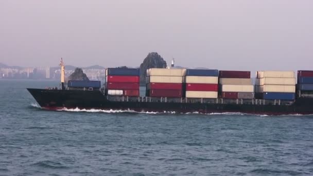 Containerschiff läuft in Hafen ein — Stockvideo