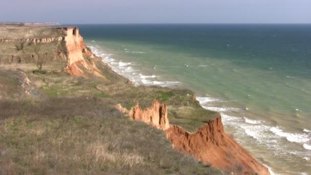 Stromym brzegu, a nie spokojne morze — Wideo stockowe