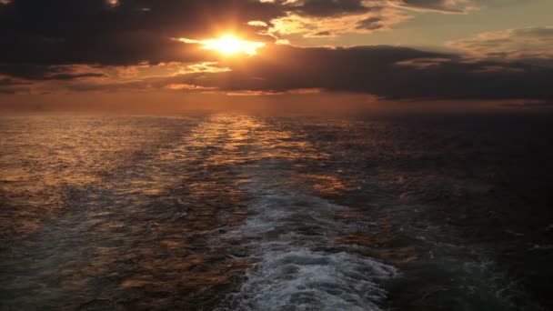 Puesta de sol y estela de un barco — Vídeo de stock