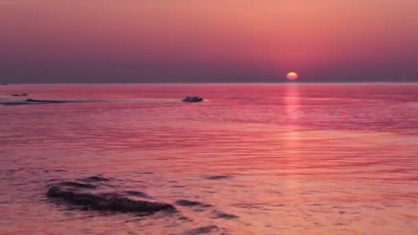 Multi-színes napkelte felett a surf — Stock videók