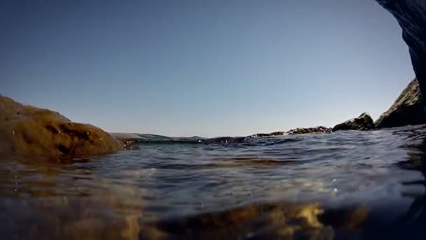 Surf wave on the rocky shore. — Stock Video