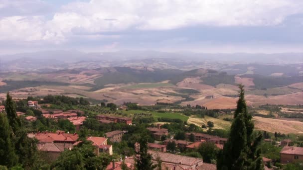 Nuvens sobre o terreno montanhoso — Vídeo de Stock