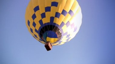 sarı-mavi sıcak hava balonu