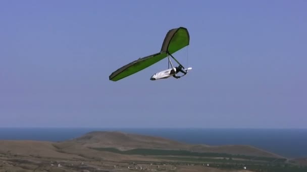 Hangglider i den blå himlen — Stockvideo