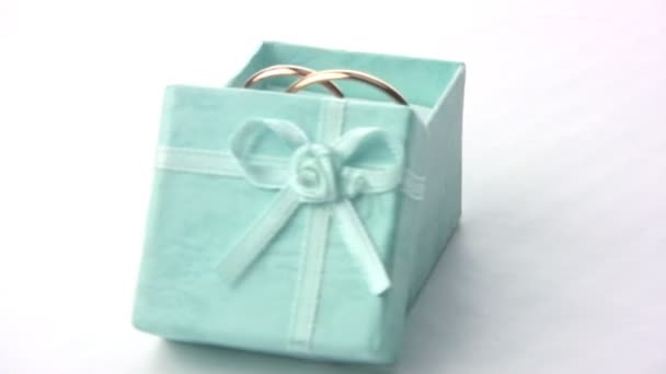 Anneaux de mariage dans une boîte verte — Video