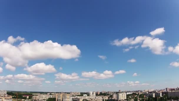 Nuvens rápidas sobre a cidade — Vídeo de Stock