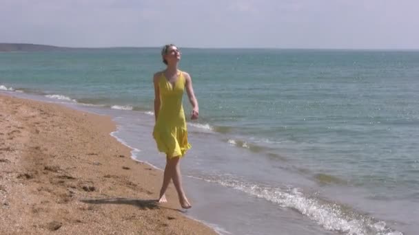 女孩走到海滩 — 图库视频影像