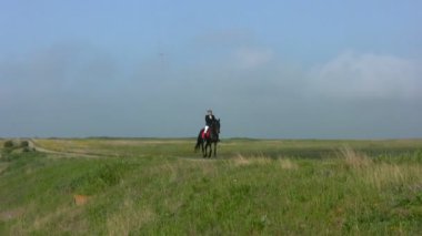 Kız bir binicilik bozkır içinde
