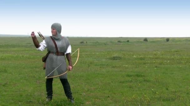 Μεσαιωνικός πολεμιστής - κορίτσι πυροβολεί ένα τόξο — Αρχείο Βίντεο